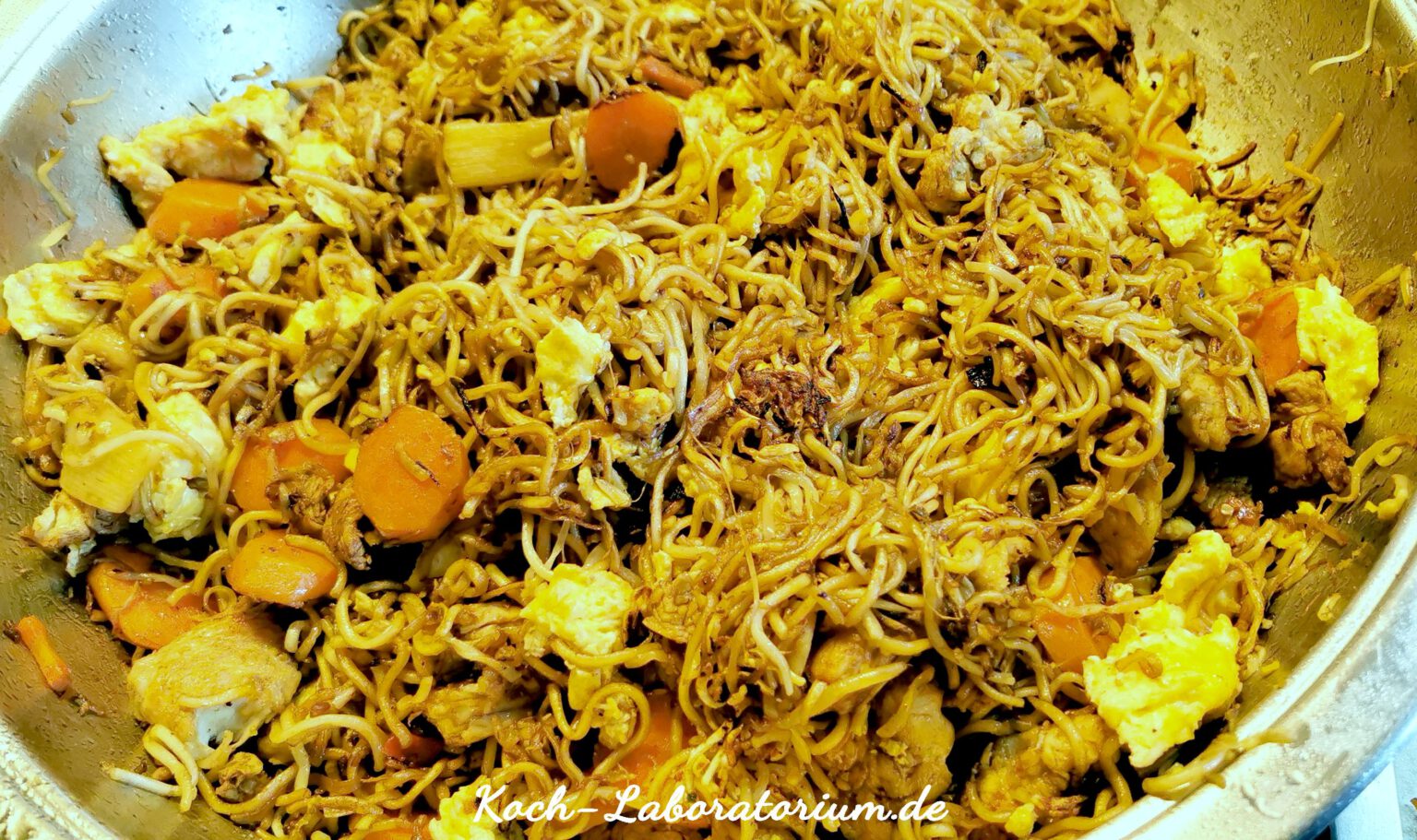 Chinesische Bratnudeln mit Ei und Huhn – Kochlaboratorium